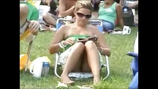Mergina Pakliuvom Baseinas, kol ji yra pasodinti ant savo meilužio gaidys