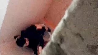 Jauna brunetė pakliuvom pirmą kartą į subinę, po kurio ji užpildyti savo veidą su cum