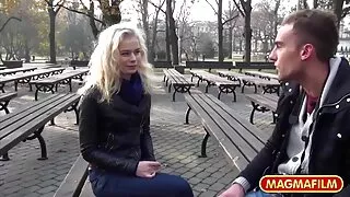 Jaunos draugės, glosto vienas kitą, tikrai norėjo pasimylėti