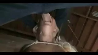 Skanios vaikinas fucks sultingas kalė ant sofos