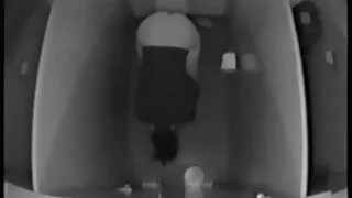 Pasileidėlis fucks hottie, pūlingas ir cums tiesiai ant pilvo