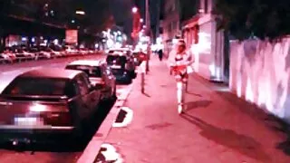 Aktyvus vaikinas fucks sunku į burną, išangę ir pūlingas su savo spalvingas tamsiai trumpaplaukis mergina