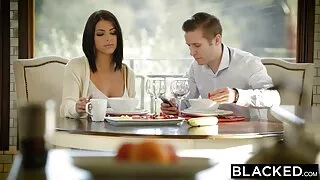 Draugas fucks liesas ant stalo ir suteikti hottie Orgazmas