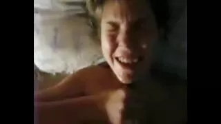 Mergina masturbates jos asile priešais theeb