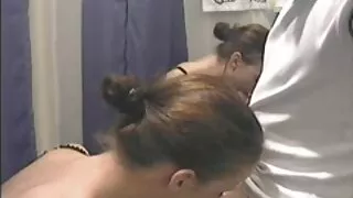 Jauna Nuoga Mergina ant grindų užtikrintai masturbates su žaislais