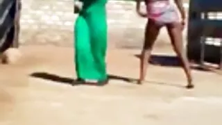 Mama atėjo iš darbo ir rado savo sūnų dėl handjob atsiprašau už jį