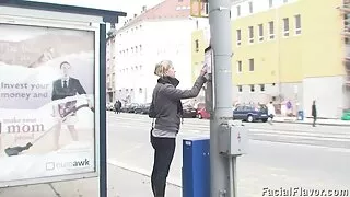 Vaikinai davė analinis seksas su Rusijos moteris ir davė jai į burną