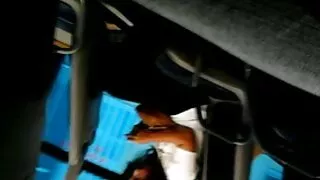 Sekso metu, plika Brunetė pajuto cum ant jos Pėdkelnės