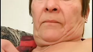 Sūnus valė kambarį ir pamatė, kaip mama pakėlė suknelę ir glostė arklį. Berniukas labai džiaugiamės ir Pakliuvom Mama