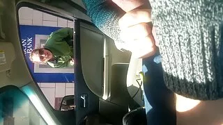 Į šuniškas poziciją, vyras fucks iš už pūlingas jaunas grožis