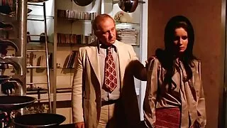 Aistringas Seksas Brunetė, Kojinės ir jos pakrikę draugas