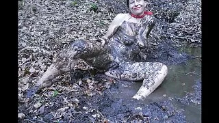 Pakrikę mama pakliuvom jos dukra su strap-on ant sofos