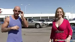 Skanios brunetė plinta pusę veido priešais brolis ir suteikia iki