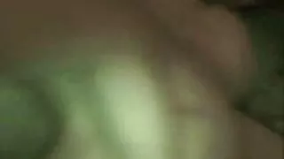 Vaikinas fucks prieš bus brandus kalė ir cums ant asilo
