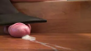 Jauna mergina pakliuvom sunkiai asile ir cum iš jo