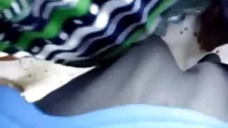 Jaunas vaikinas fucks miega moteris su pirštu ir tada su gaidys