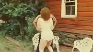 Lesbiečių bučinys ir fuck švelniai namuose