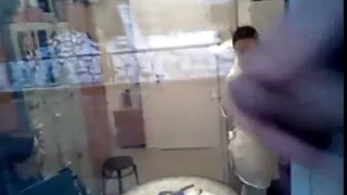 Akiniai Mama moko sūnų gaidys nutraukiant skaityti knygą
